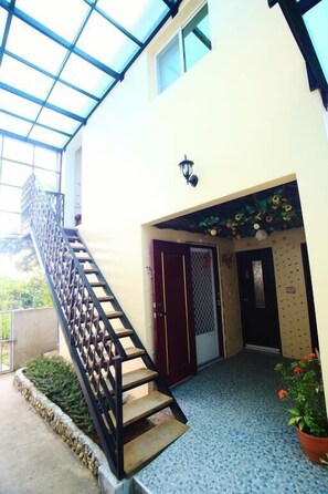 城市四人房 | 办公桌、遮光窗帘、折叠床/加床（额外收费）、免费 WiFi