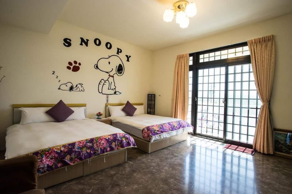 Kamar Quadruple Deluks | Meja kerja, tirai kedap cahaya, dan tempat tidur lipat/tambahan