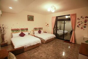Deluxe Quadruple Room | Desk, blackout curtains, rollaway beds, free WiFi - Sinmanizu inn (Hengchun)