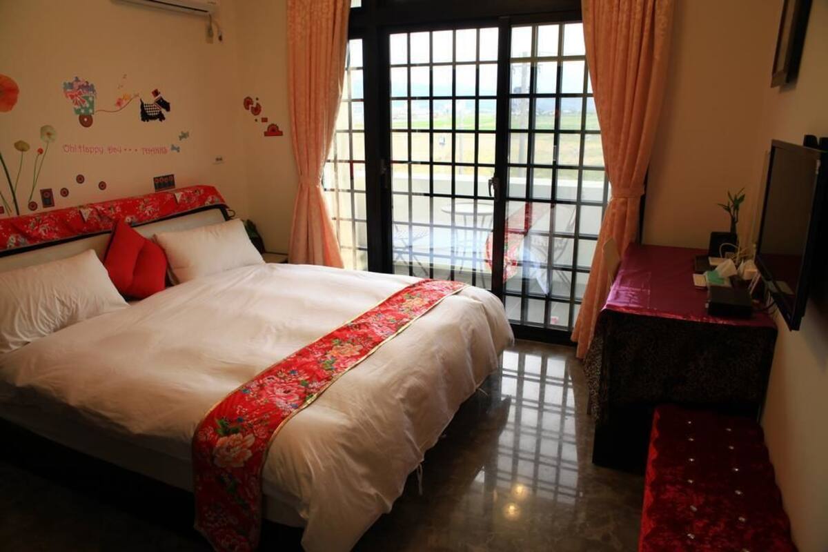 Kamar Double Standar | Meja kerja, tirai kedap cahaya, dan tempat tidur lipat/tambahan