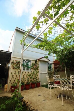 家庭四人房 | 办公桌、遮光窗帘、折叠床/加床（额外收费）、免费 WiFi