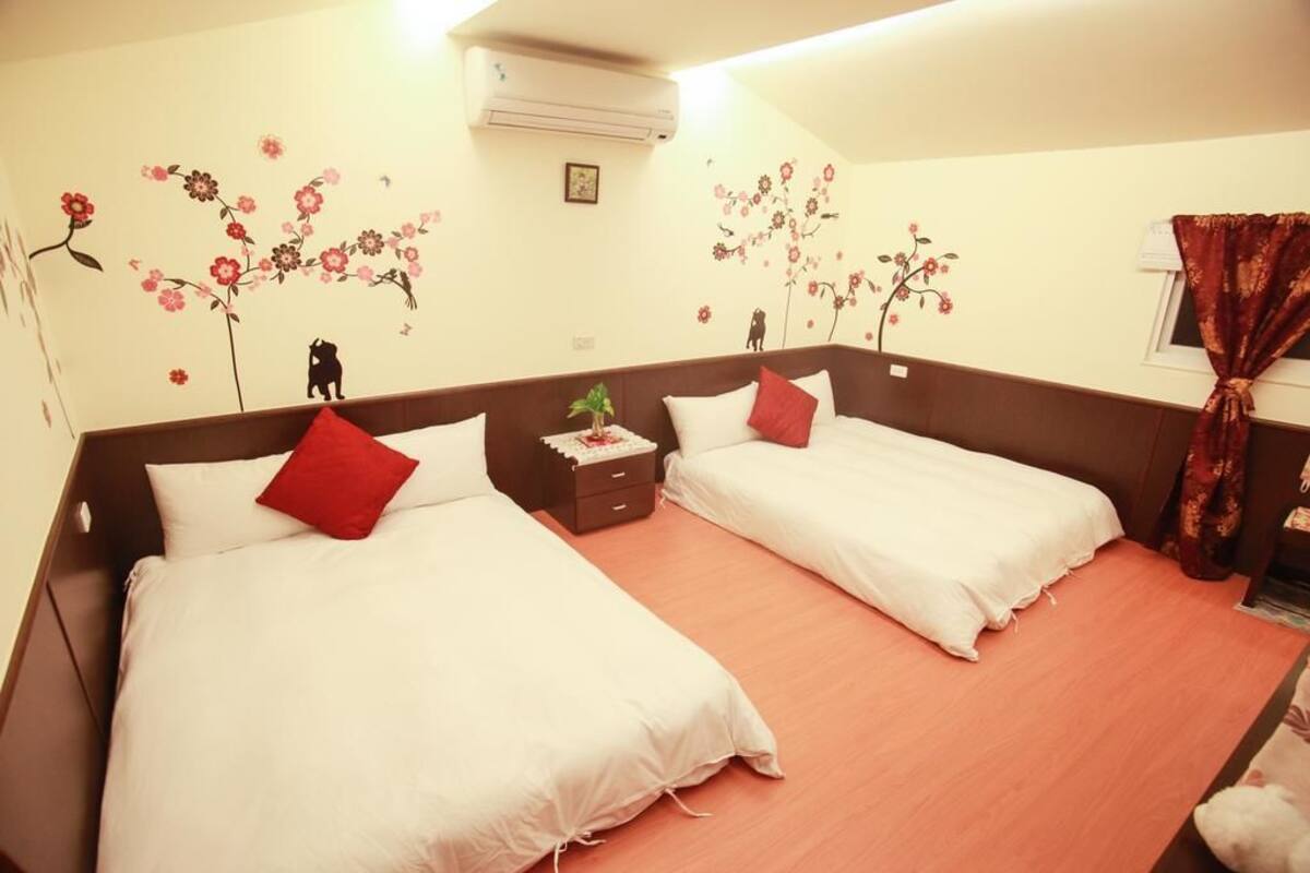 Kamar Quadruple Keluarga | Meja kerja, tirai kedap cahaya, dan tempat tidur lipat/tambahan