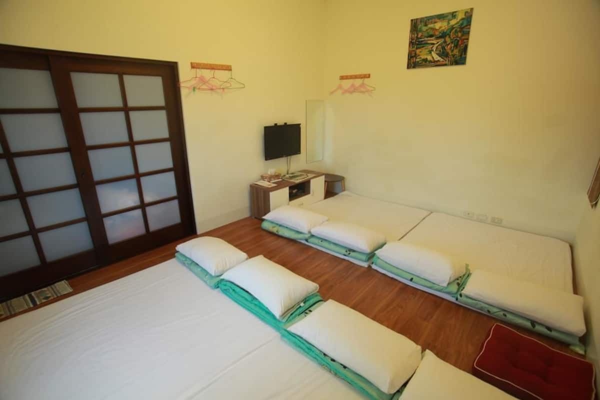 Kamar Tradisional | Meja kerja, tirai kedap cahaya, dan tempat tidur lipat/tambahan