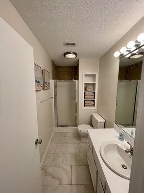 A modern bathroom with a shower, toilet, and sink. - Lovely 2 bedroom Golf Shore villa on the 17th hole on Seabrook Island (Seabrook Island)
