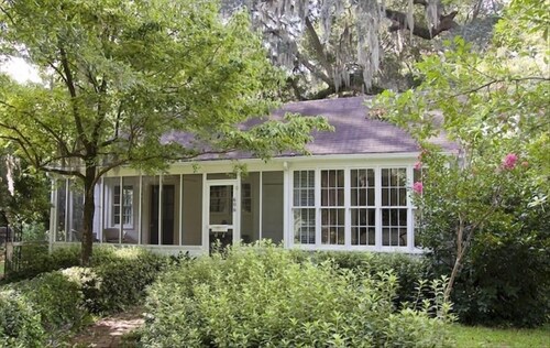 Charming 2BR/2BA Guest House on Historic 2 acres in downtown Summerville!