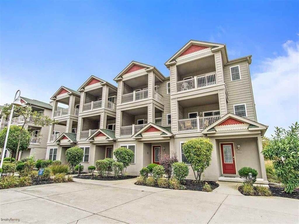 4 BR with pool!  Great location! Gated community!