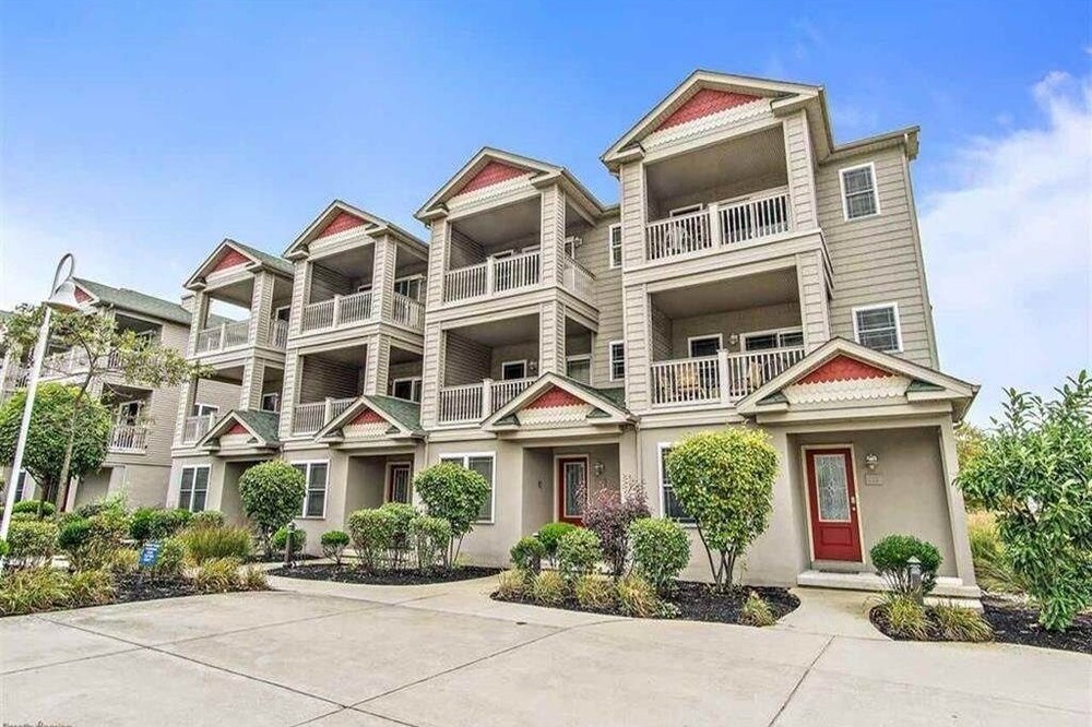 4 BR with pool! Great location! Gated community!