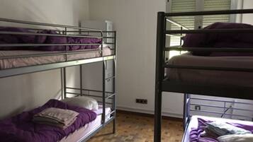 Individueel gedecoreerd, individueel gemeubileerd, een bureau