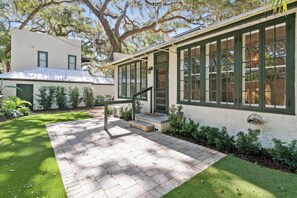 Property grounds - Steps to Village! 2BR, 2BA, Sleeps 6, Beach Gear (Saint Simons Island)