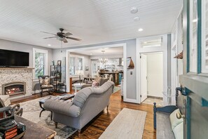 TV - Steps to Village! 2BR, 2BA, Sleeps 6, Beach Gear (Saint Simons Island)