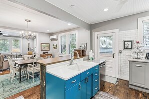 Interior - Steps to Village! 2BR, 2BA, Sleeps 6, Beach Gear (Saint Simons Island)