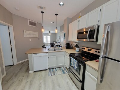 Welcome to Paradise! Newly Remodeled and only a 3 Minute Walk to the Beach!