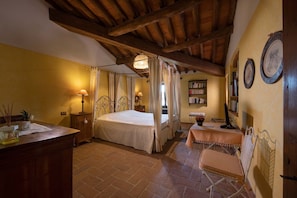 7 bedrooms, iron/ironing board, internet, bed sheets