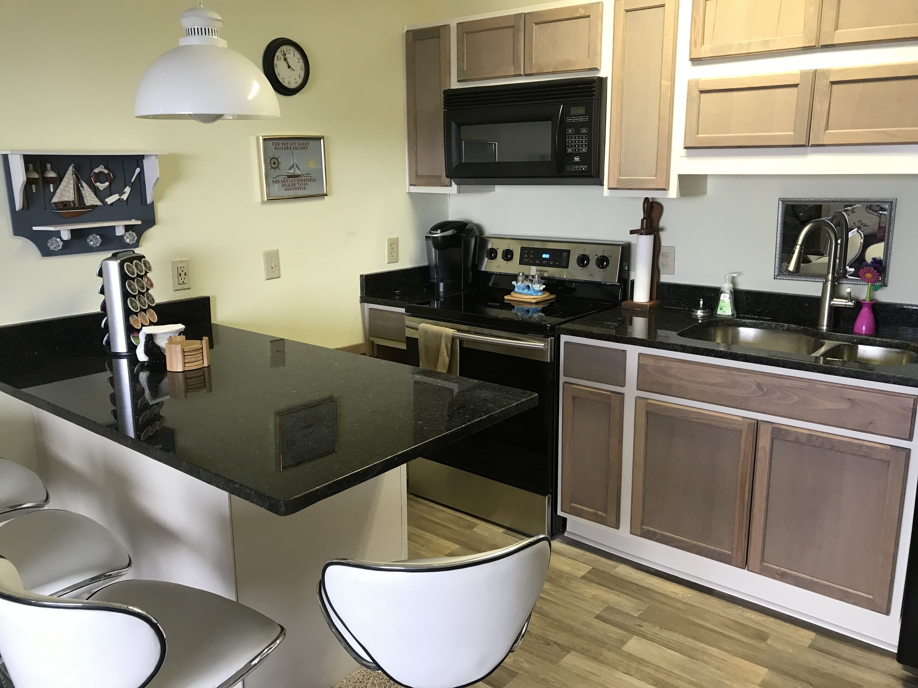 Beach Front / newly renovated One Bedroom Condo Great Ocean View Sleeps 6 