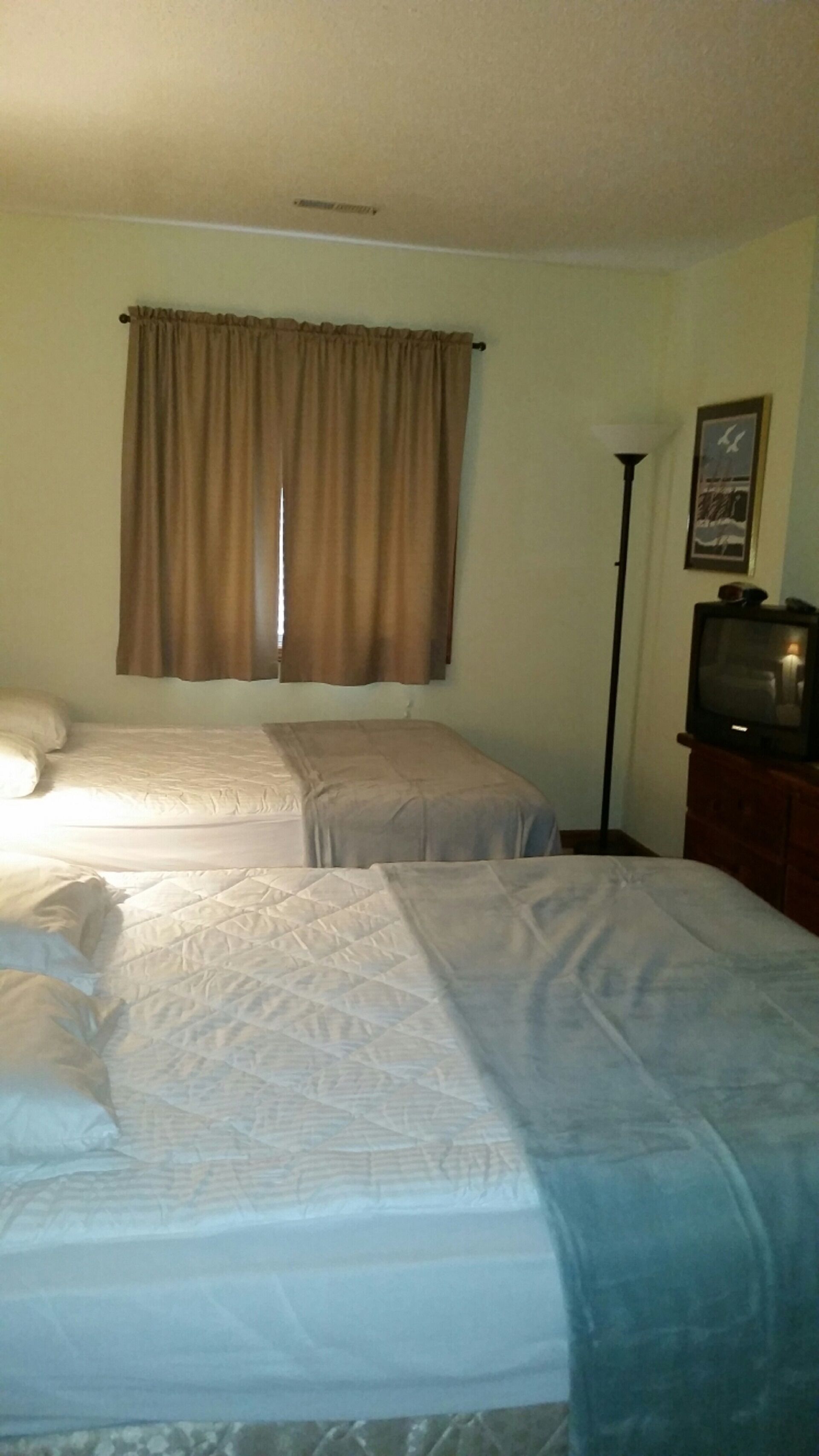 Beach Front / newly renovated One Bedroom Condo Great Ocean View Sleeps 6 