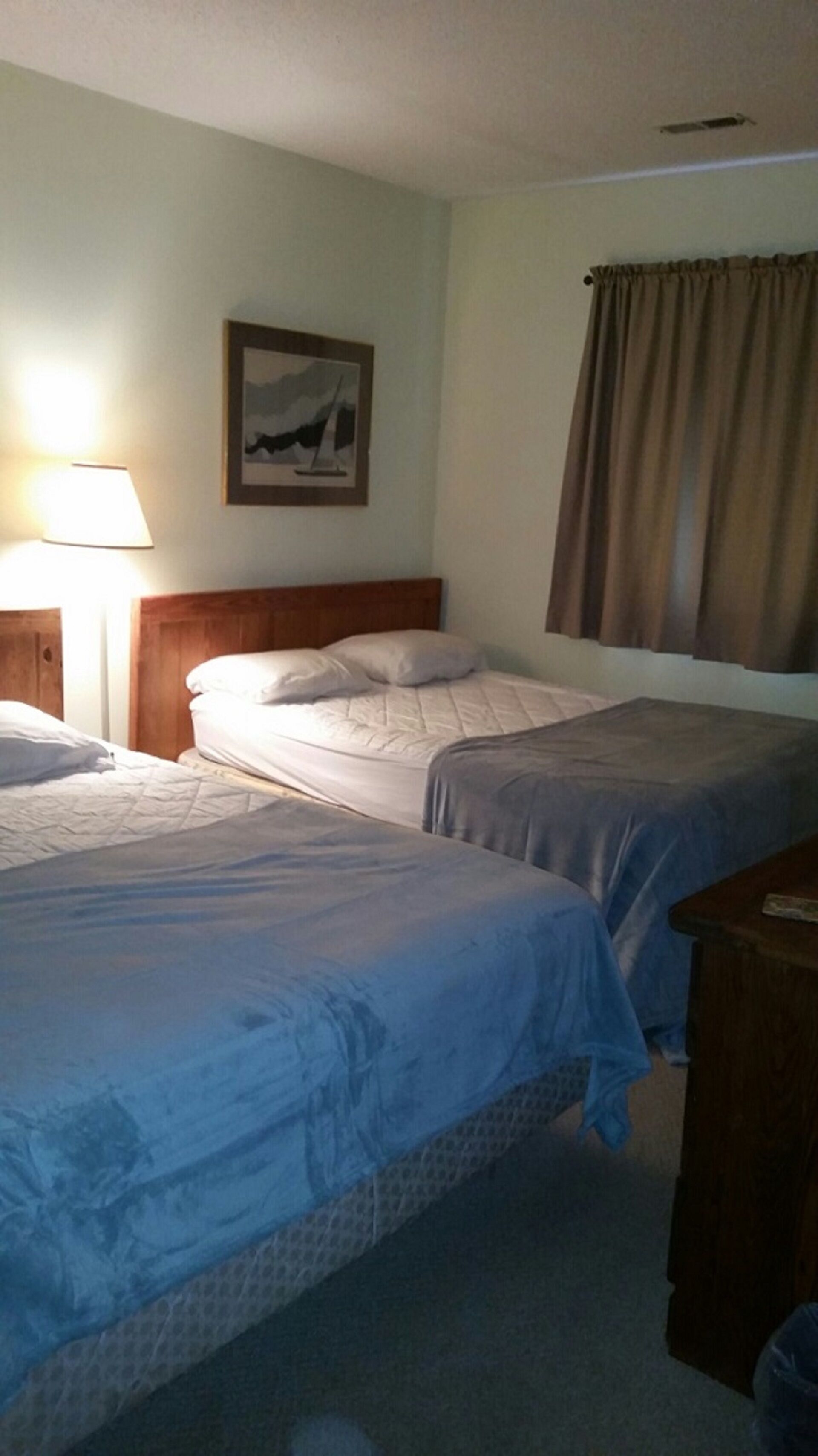 Beach Front / newly renovated One Bedroom Condo Great Ocean View Sleeps 6 