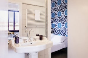 Shower, hair dryer, bidet, towels - TrastevereHome - Secret Calisto Amazing View Trastevere Rooftops (Roma)