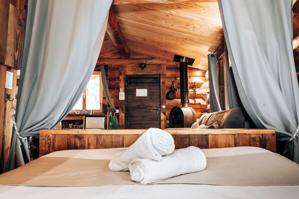 1 habitación, tabla de planchar con plancha, wifi y ropa de cama 