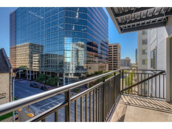 Property grounds - Condo in the heart of downtown Austin.- 8th street- (Austin)