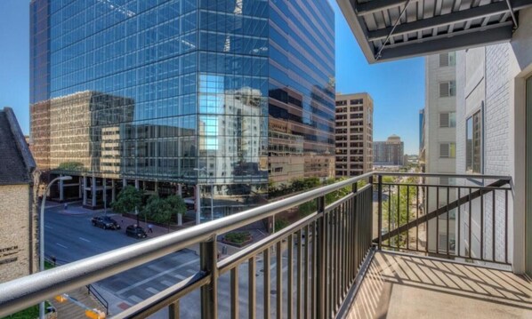 Property grounds - Condo in the heart of downtown Austin.- 8th street-  (Austin)