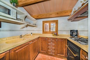 Frigorífico, microondas, horno y lavavajillas