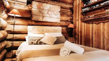 1 dormitorio, tabla de planchar con plancha, ropa de cama