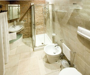 Shower, hair dryer, bidet, towels - In a Nineteenth- century house original stone apartments B&B in the Euganean Hil (Cervarese Santa Croce)