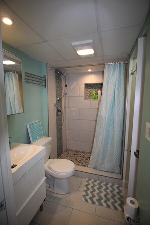 Shower - There is no key to enter the property. You will be given the access code. (Ocean City)