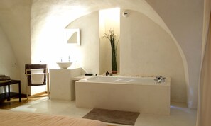 2 bedrooms, in-room safe, iron/ironing board, free WiFi