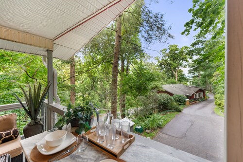 Pet-Friendly Chalet, Tucked in the Trees and only 3 Minutes to Downtown!
