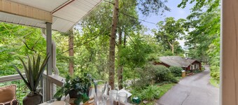 Pet-Friendly Chalet, Tucked in the Trees and only 3 Minutes to Downtown!