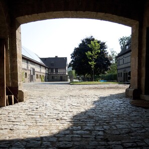 المنطقة المحيطة بالمنشأة