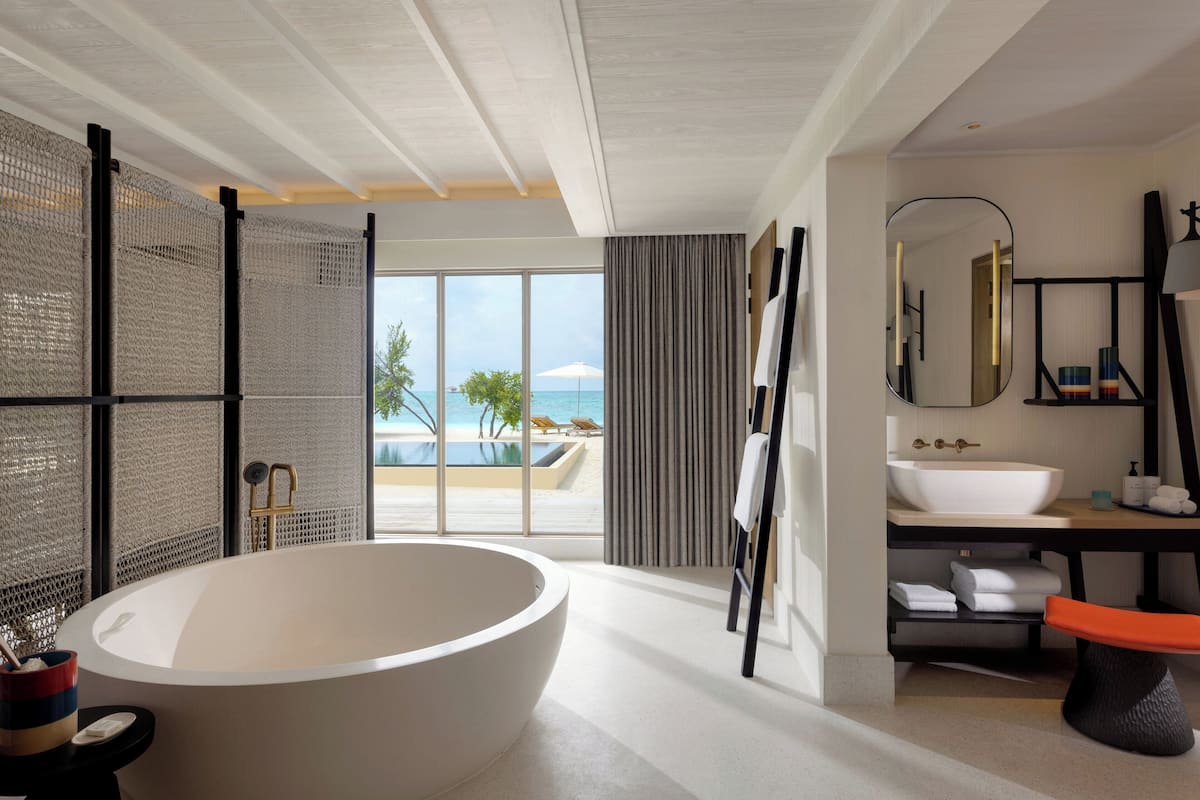 2 Bedrooms, Beachfront (Pool,Residence,Clb InterCont.Benefits) | Bathroom | Separate tub and shower, rainfall showerhead, free toiletries