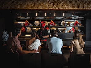 4 restaurants, servant le déjeuner et le dßner; cuisine internationale