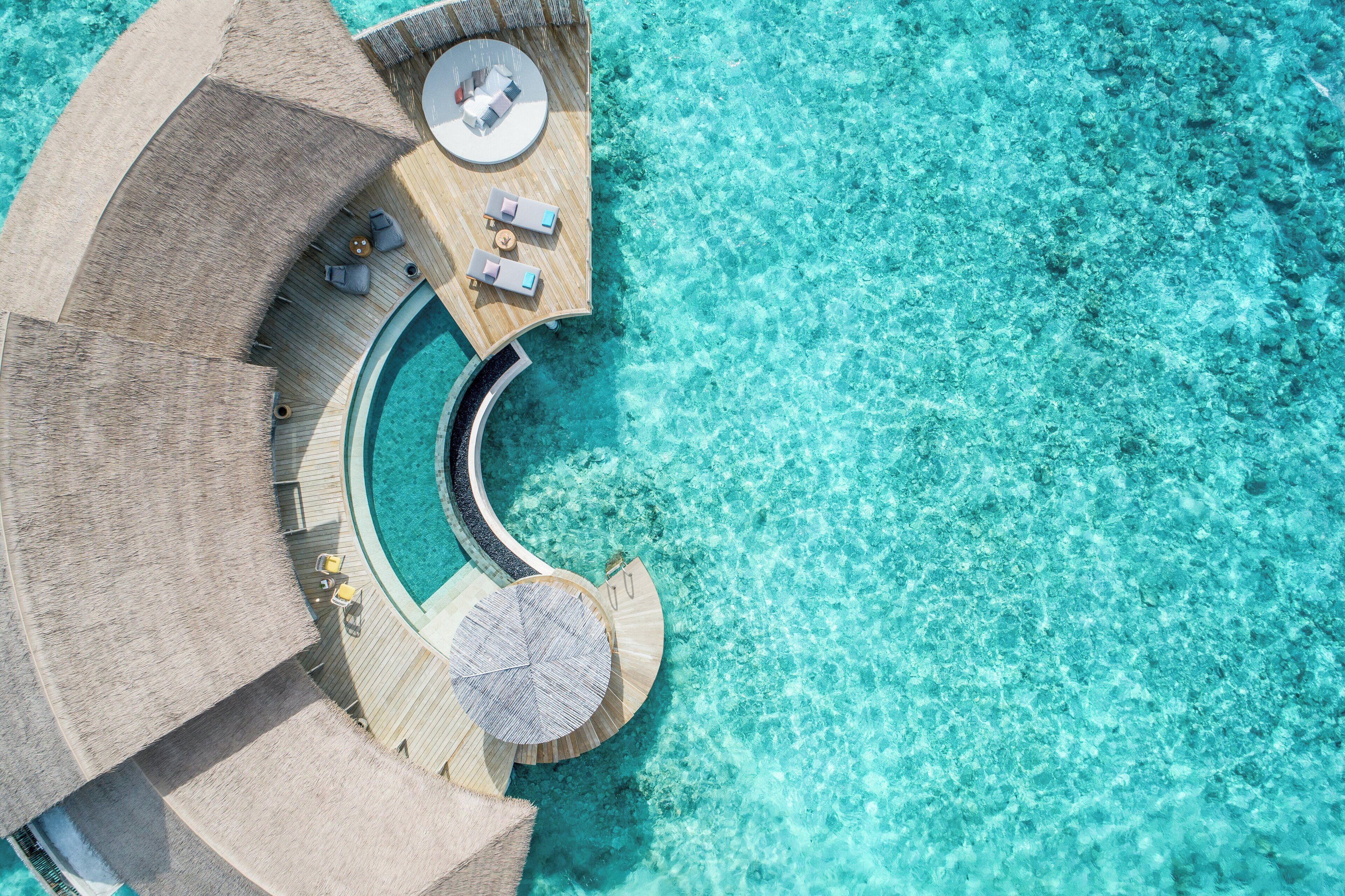 2 Bedrooms, Overwater (Pool,Residence,Clb InterCont.Benefits) | Peralatan tempat tidur premium, gebar bulu kapas, busa memori, bar mini 