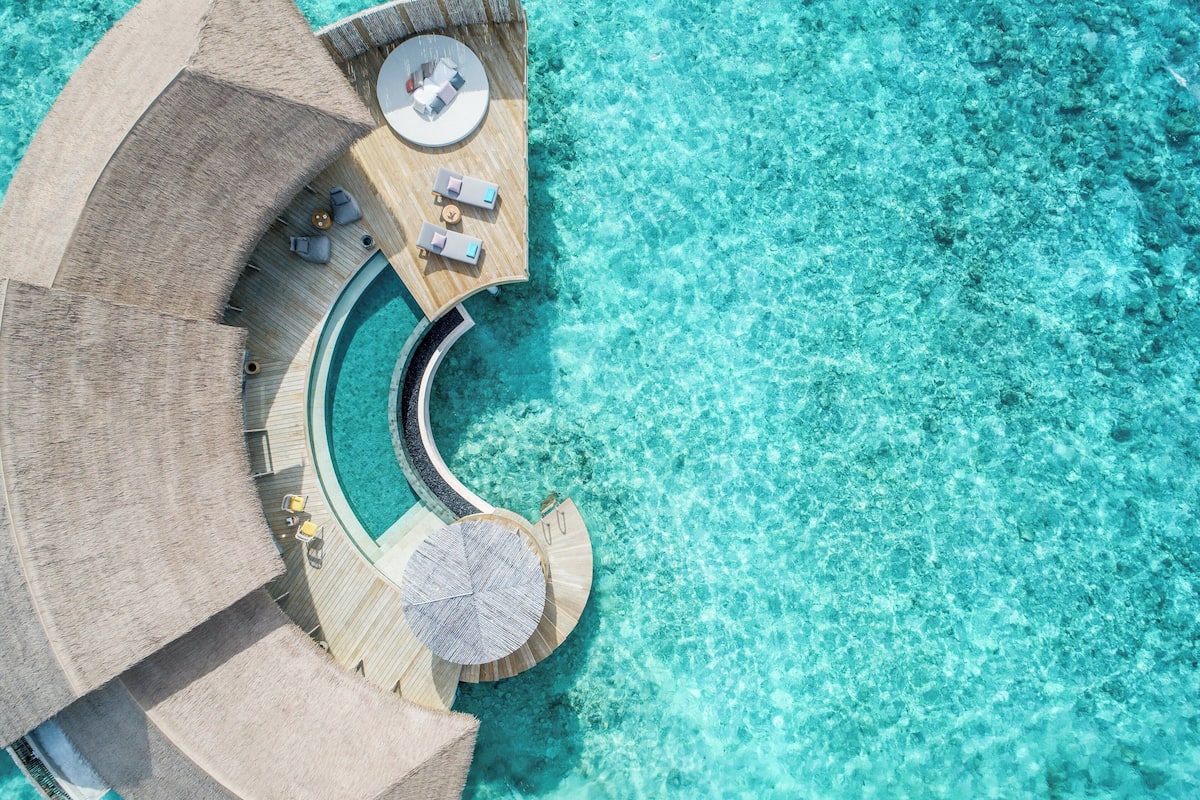 2 Bedrooms, Overwater (Pool,Residence,Clb InterCont.Benefits) | SÀngtillbehör av högsta kvalitet, duntÀcken och memory foam-madrasser