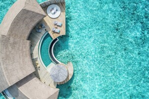 2 Bedrooms, Overwater (Pool,Residence,Clb InterCont.Benefits) | Seprai premium, selimut bulu angsa, busa memori, dan minibar