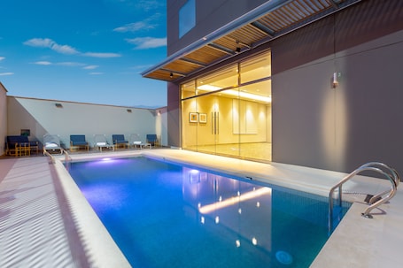 Una piscina al aire libre. Holiday Inn Piura by IHG