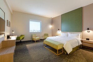 Rom – premium, 1 kingsize-seng | Minibar, safe på rommet, skrivebord og skrivebord for bærbar PC