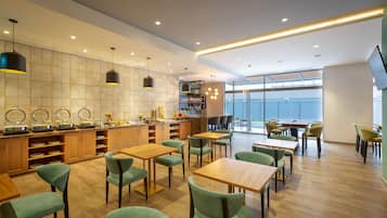 Breakfast served, international cuisine