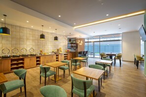 Se sirven desayunos y cocina internacional