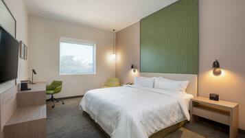 Minibar, caja de seguridad en la habitación y escritorio