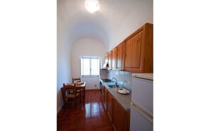 Fridge, oven, stovetop, coffee/tea maker