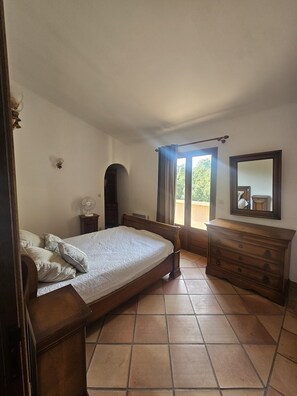 3 quartos, escrivaninha, ferros/tábuas de passar roupa, berço de viagem