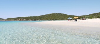 30 meter fra sjøen. 2 soverom, 2 bad. BBQ. Wifi. Rabatterte skipskort.