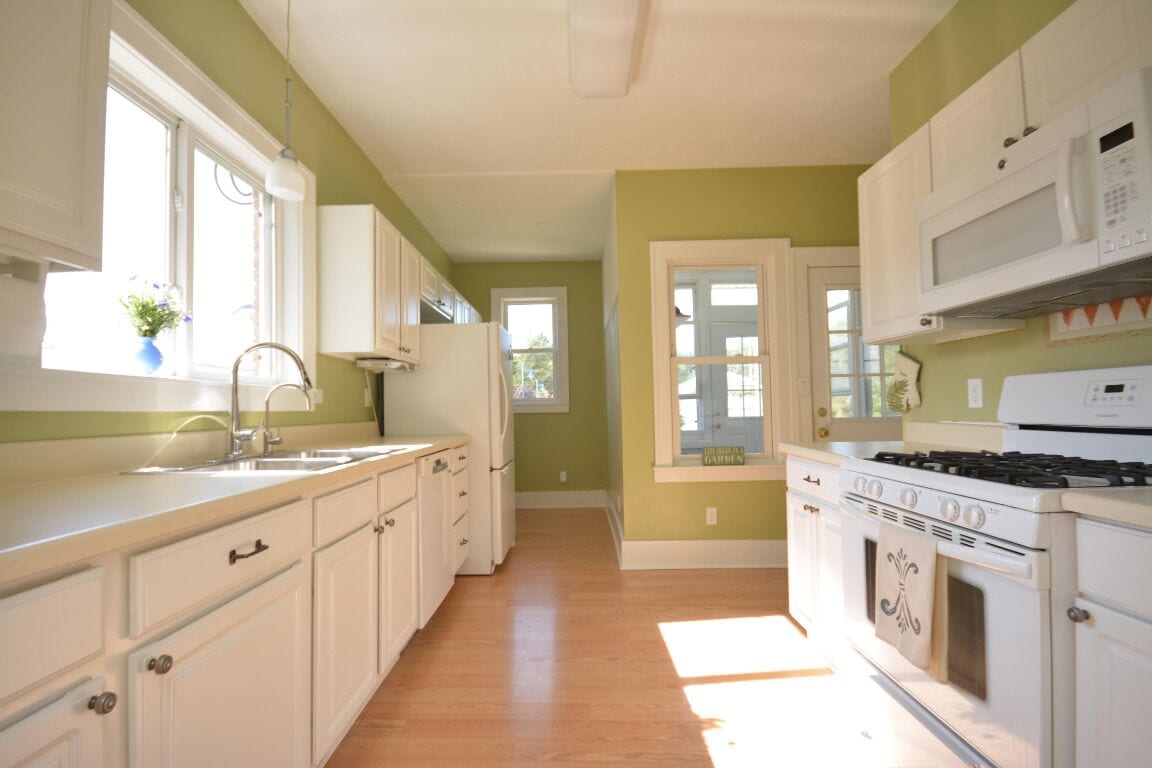 Downtown bungalow near beach 