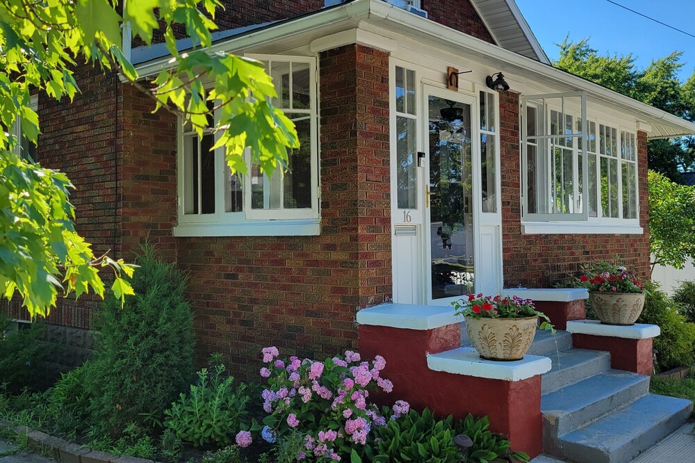 Downtown bungalow near beach