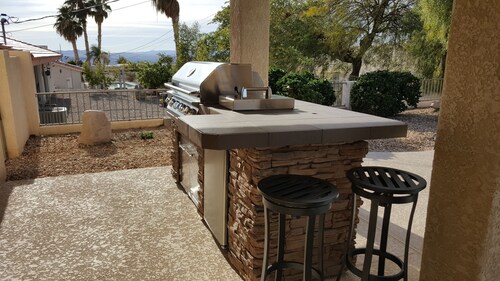 Détendez-vous dans une maison récemment rénovée avec piscine chauffée avec bar à barbecue et terrasse de divertissement