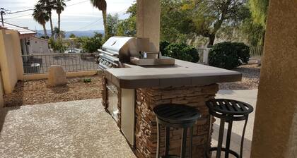Détendez-vous dans une maison récemment rénovée avec piscine chauffée avec bar à barbecue et terrasse de divertissement