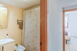Ensemble douche/baignoire, sèche-cheveux, bidet, serviettes fournies